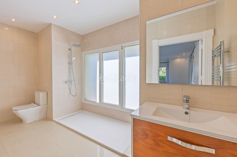 Foto 64e3e6c8-0823-4552-bcc6-ebe7c379ea0b. Casa amb aparcament piscina a Sotogrande costa Sotogrande