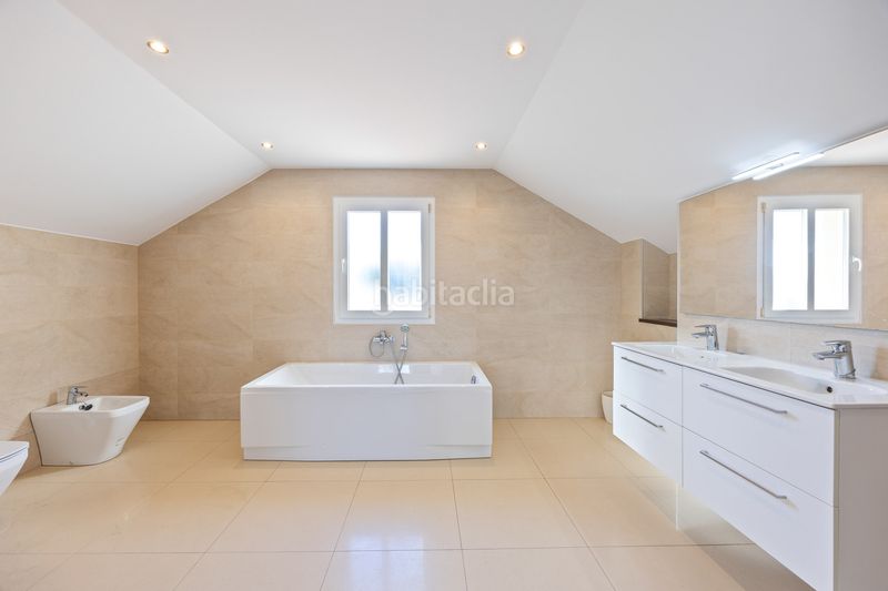 Foto b9cbc17d-0daa-425b-b4f6-1d3df3138430. Casa amb aparcament piscina a Sotogrande costa Sotogrande