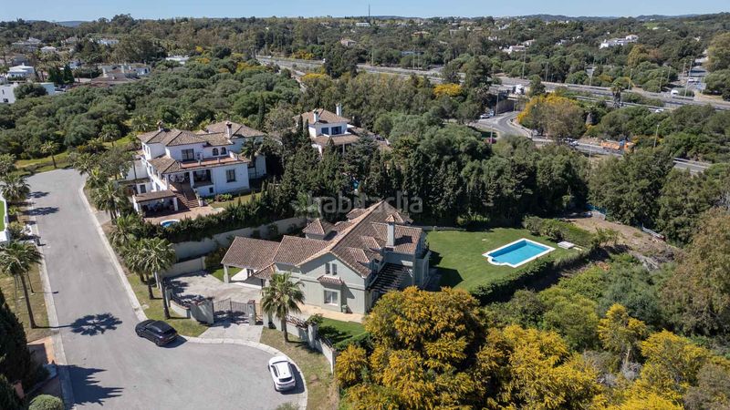 Foto ef0324c8-83f6-40a8-9f67-f11022a2220c. Casa amb aparcament piscina a Sotogrande costa Sotogrande