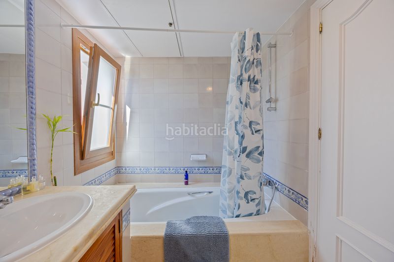 Foto 23ca1e41-2fa4-4aca-92ec-f516d385e4b3. Casa aparellada amb aparcament piscina a La Alcaidesa