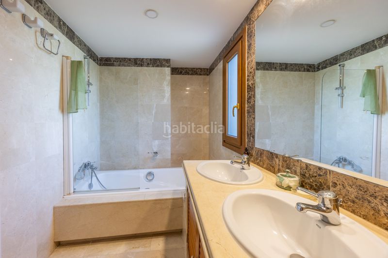 Foto 2a5acf15-a0a2-4970-80fe-19ff66129150. Casa aparellada amb aparcament piscina a La Alcaidesa