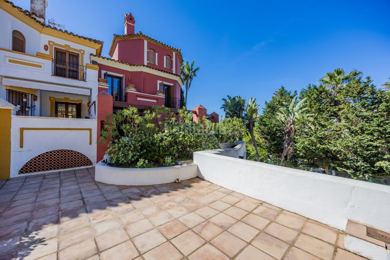 Foto 3558ecaa-50a6-467a-af29-13e210c5d58d. Casa aparellada amb aparcament piscina a La Alcaidesa