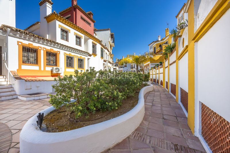 Foto 3615206a-5557-4ef9-915b-750a79285465. Casa aparellada amb aparcament piscina a La Alcaidesa