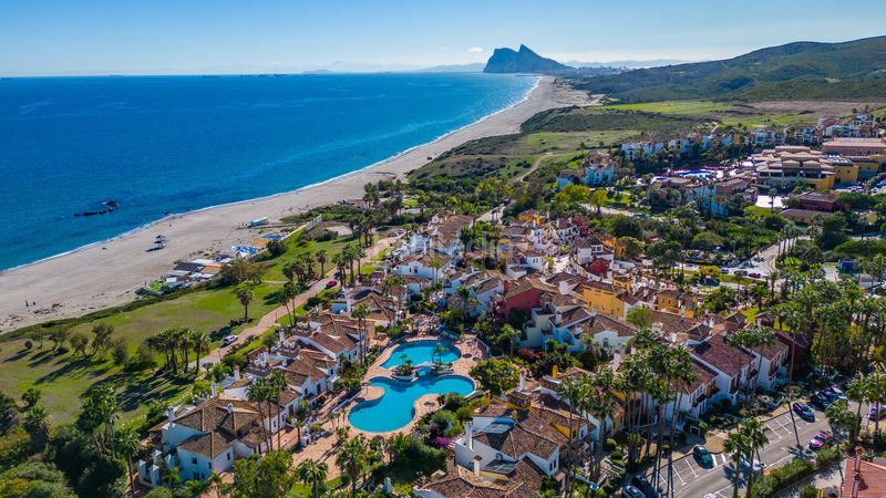 Foto 3cef7ee7-17ad-4ca6-878d-c8a938993c21. Casa aparellada amb aparcament piscina a La Alcaidesa