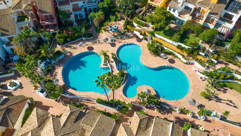 Foto 428ffffa-9b06-4db0-b1e4-aeb6812736a1. Casa aparellada amb aparcament piscina a La Alcaidesa