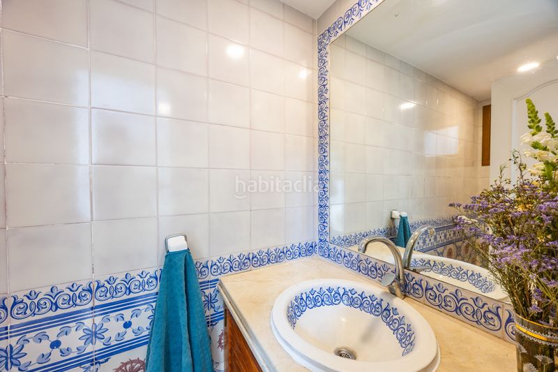 Foto 480a4674-69f3-40e5-8578-2b6d406c85ec. Casa aparellada amb aparcament piscina a La Alcaidesa