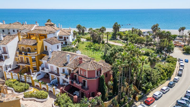 Foto 66935811-a362-43fd-84c7-67c9e824da5b. Casa aparellada amb aparcament piscina a La Alcaidesa