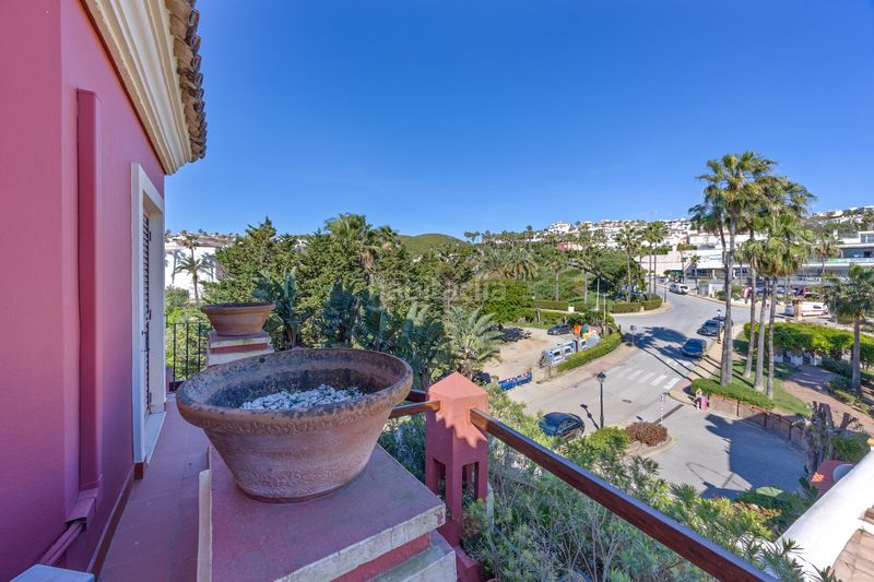 Foto 704ac3af-c2a6-4a76-8a96-63ad99dda65e. Casa aparellada amb aparcament piscina a La Alcaidesa