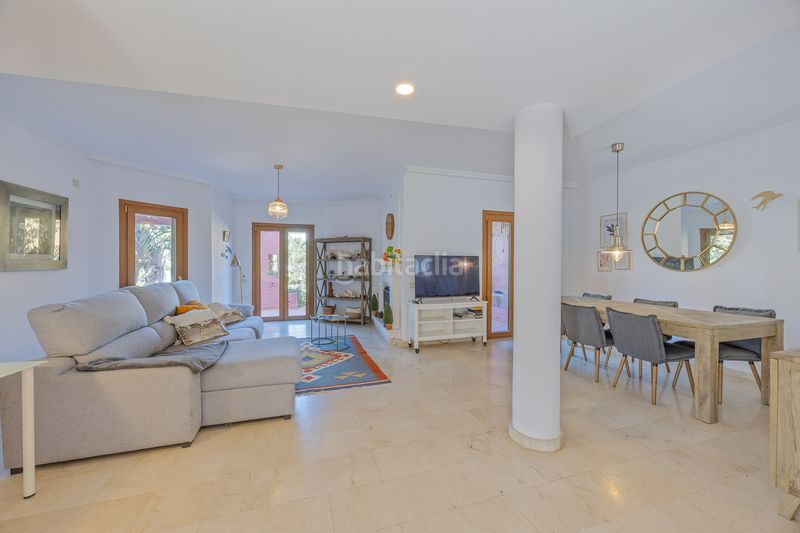 Foto 82caa200-4d8a-41d3-89cd-e8626128e1bd. Casa aparellada amb aparcament piscina a La Alcaidesa