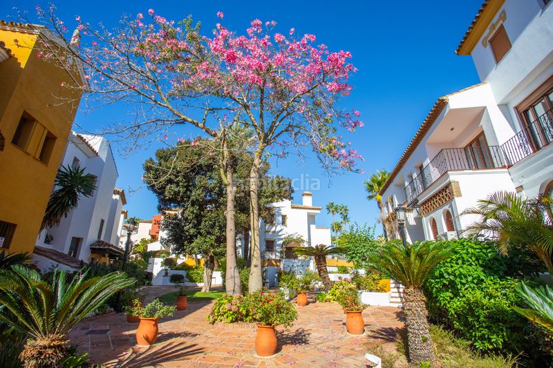 Foto 887be1a5-acb1-4df4-81c1-3ec6e72ec4f3. Casa aparellada amb aparcament piscina a La Alcaidesa