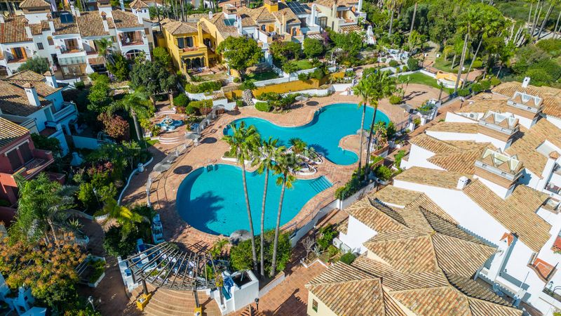 Foto 94a55ef5-6aac-4883-b858-f86fd4e97269. Casa aparellada amb aparcament piscina a La Alcaidesa