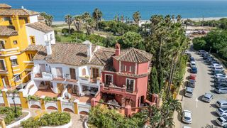 Casa aparellada a La Alcaidesa. Chalet con acceso directo a la playa en alcaidesa