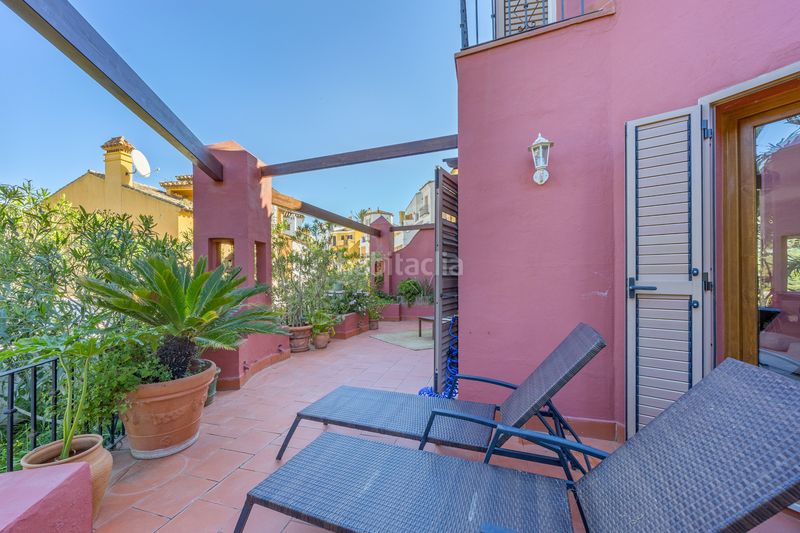 Foto e61a3a46-d97b-4199-9434-b13c70b39402. Casa aparellada amb aparcament piscina a La Alcaidesa