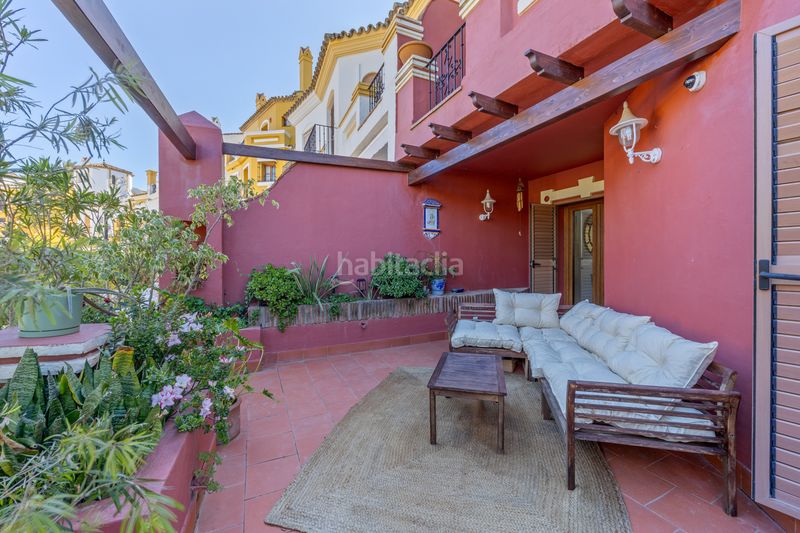 Foto e6464f9d-d507-4c3b-8b36-f1c537b284c1. Casa aparellada amb aparcament piscina a La Alcaidesa