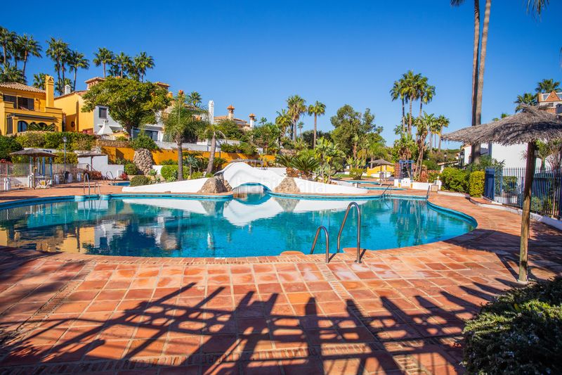 Foto f5cb7fb0-c4e4-46ee-9f2e-551d4c9778d3. Casa aparellada amb aparcament piscina a La Alcaidesa