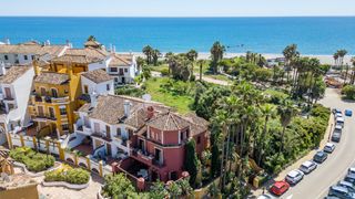 Casa aparellada en La Alcaidesa. Chalet con acceso directo a la playa en alcaidesa