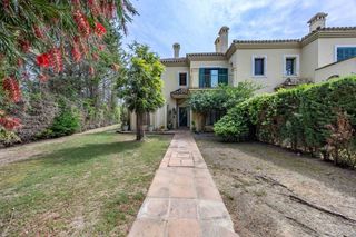 Doppelhaus in Sotogrande Costa. Casa pareada en esquina de 4 habitaciones con amplio jardín en s