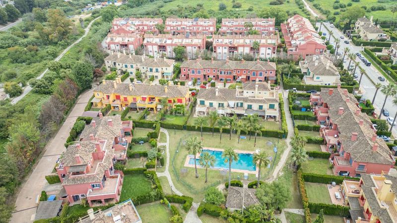 Foto 5be19c30-d649-43cb-a941-c65c109a3925. Casa aparellada amb aparcament piscina a Sotogrande costa Sotogrande