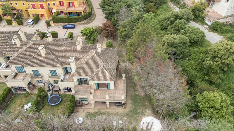 Foto 828acb5b-9678-4a89-822a-cbc781a73e9e. Casa aparellada amb aparcament piscina a Sotogrande costa Sotogrande
