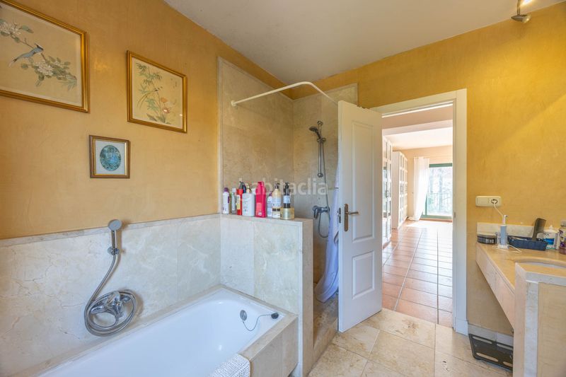 Foto 872f3439-fafe-40a3-ae2e-6c521baf4618. Casa aparellada amb aparcament piscina a Sotogrande costa Sotogrande