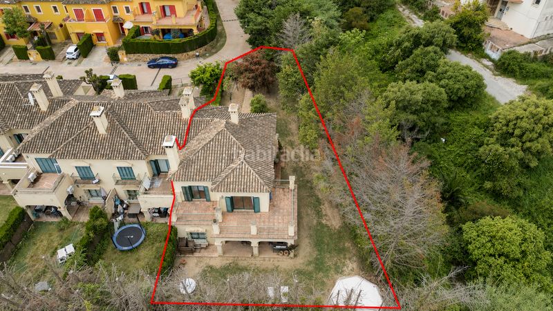 Foto a2db7875-ecb5-4a83-a4f0-9b28ac260599. Casa aparellada amb aparcament piscina a Sotogrande costa Sotogrande