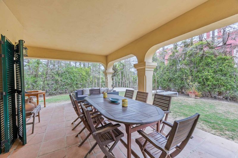 Foto b4c710c1-e9e3-4577-b9a1-cd31b6d8d82d. Casa aparellada amb aparcament piscina a Sotogrande costa Sotogrande