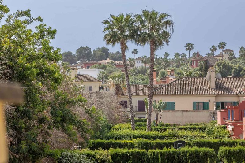 Foto bf171110-90e8-4d6f-8759-ad41d4ada4e7. Casa aparellada amb aparcament piscina a Sotogrande costa Sotogrande