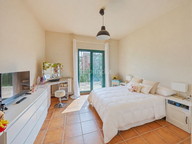 Foto cd0360fc-988f-40d9-b427-7b278270473b. Casa aparellada amb aparcament piscina a Sotogrande costa Sotogrande