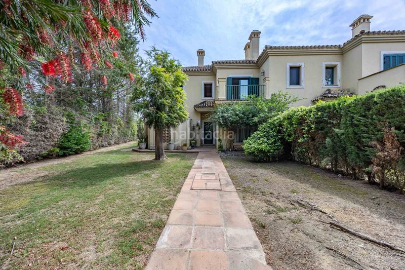 Foto f8f61fd3-8759-4962-94f1-5067f0e9f376. Casa aparellada amb aparcament piscina a Sotogrande costa Sotogrande