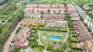 Casa aparellada en Sotogrande Costa. Casa pareada en esquina de 4 habitaciones con amplio jard�n en s