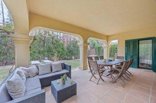 Doppelhaus en Sotogrande Costa. Casa pareada en esquina de 4 habitaciones con amplio jard�n en s