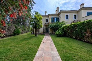 Casa aparellada en Sotogrande Costa. Casa pareada en esquina de 4 habitaciones con amplio jard�n en s