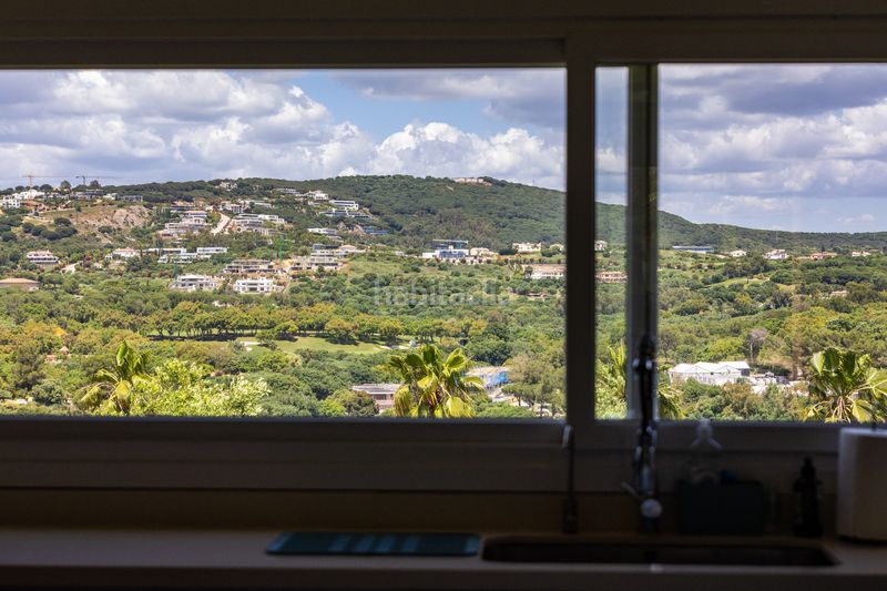 Foto f6aff7e7-d7a7-41ea-b6df-62d8f4534c22. Casa amb aparcament piscina a Sotogrande alto Sotogrande
