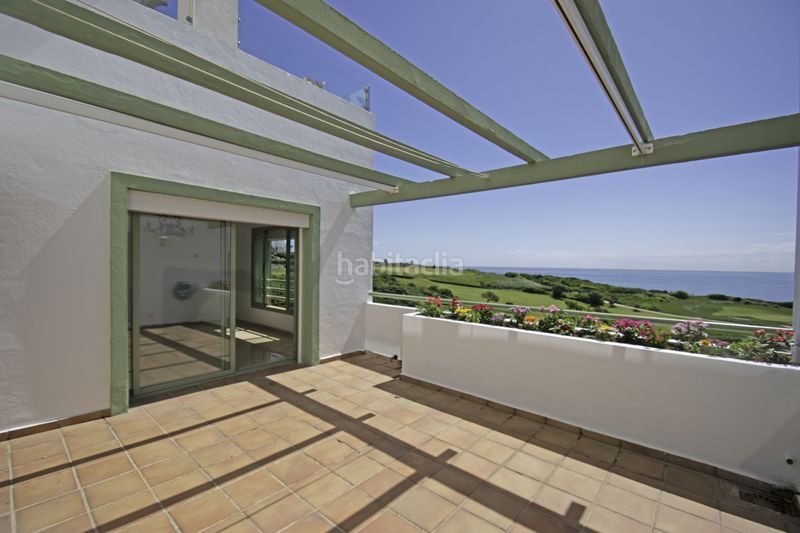 Foto 9790b986-c597-4885-ba67-0a951a486e15. Apartament amb calefacció aparcament piscina a La Alcaidesa