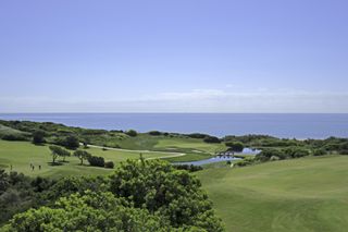 Apartment in La Alcaidesa. Amplio apartamento en primera línea de golf con vistas al mar en