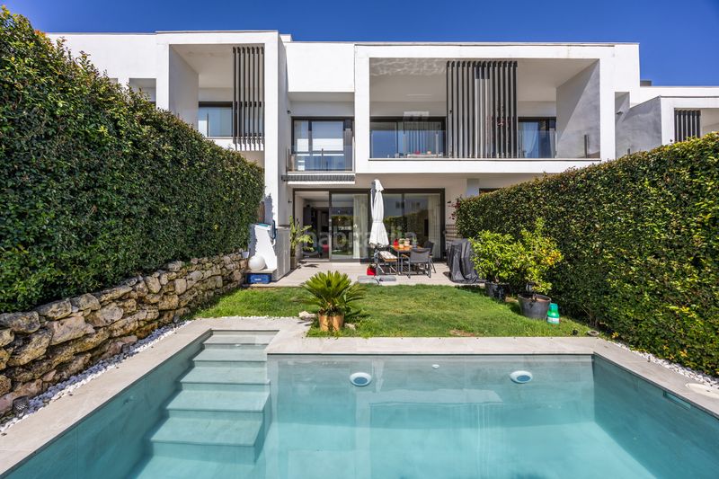 Foto 5b9b2d2e-a00f-4c22-8820-366914365515. Casa adossada amb calefacció aparcament piscina a Sotogrande