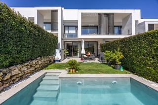 Semi detached house in Sotogrande Alto. Adosado moderno de 3 habitaciones con piscina privada, solárium,