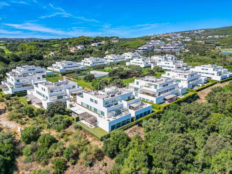 Foto 0c67aaba-9344-4444-905a-f1755132af4a. Planta baixa amb calefacció aparcament piscina a Sotogrande