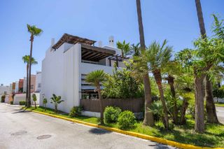Maison jumelée à Sotogrande Costa. Casa pareada junto a la playa de sotogrande, con solárium y pisc