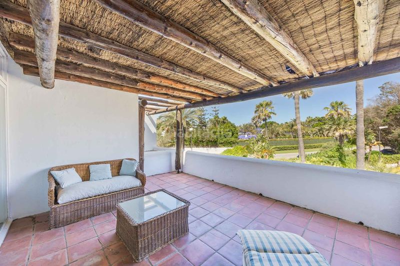 Foto 1a66dc40-2bd7-4562-be01-5046b03a5f02. Casa aparellada amb piscina a Sotogrande costa Sotogrande