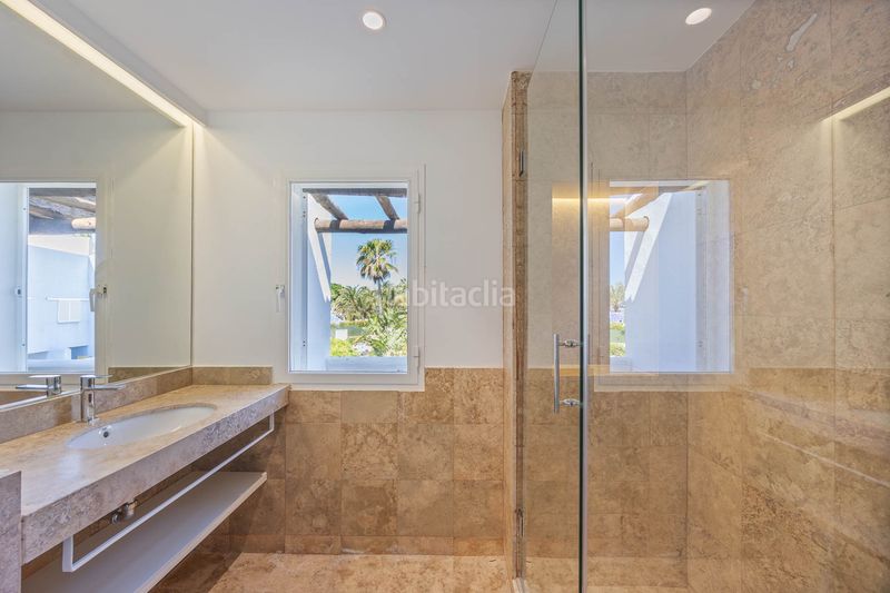 Foto 97ccade8-c7f8-4f68-8723-16f09fd1f010. Casa aparellada amb piscina a Sotogrande costa Sotogrande