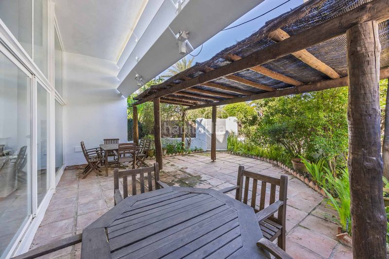 Foto c4d7bc6c-9ddc-4694-b8d2-cdcc59ae9bdd. Casa aparellada amb piscina a Sotogrande costa Sotogrande