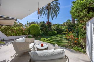 Planta baixa en Sotogrande Costa. Apartamento totalmente reformado de 2 habitaciones con jard�n pr