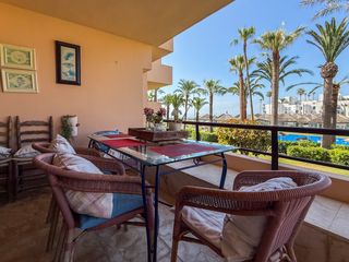 Piccolo appartamento in Puerto de Sotogrande-La Marina. Apartamento con terraza y vistas al mar junto a la playa en soto