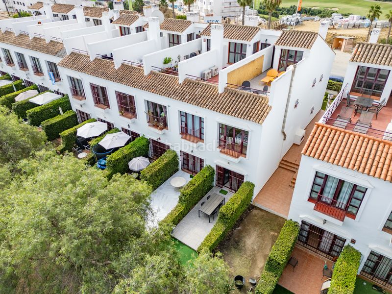 Foto f8615d83-ca18-4b2d-a311-8743da53bf3c. Casa adossada amb calefacció aparcament piscina a La Alcaidesa