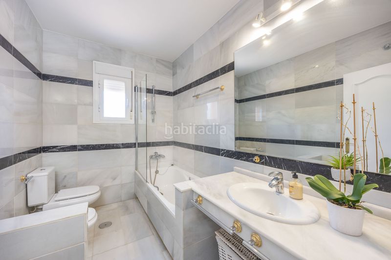 Foto 08f34723-d28d-4ec4-ba09-eb050a46d1dd. Casa amb aparcament piscina a Sotogrande costa Sotogrande