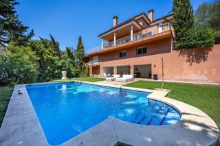 Haus in Sotogrande Costa. Villa con carácter andaluz y gran potencial en sotogrande costa