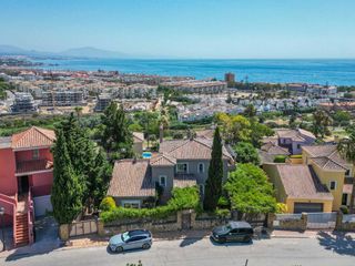 House in La Duquesa. Elegante vivienda familiar de seis dormitorios con vistas panorá