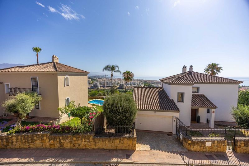 Foto 490aa45e-3ee8-4d1e-b3b9-5c06c44e8283. Casa amb aparcament piscina a La Duquesa Manilva