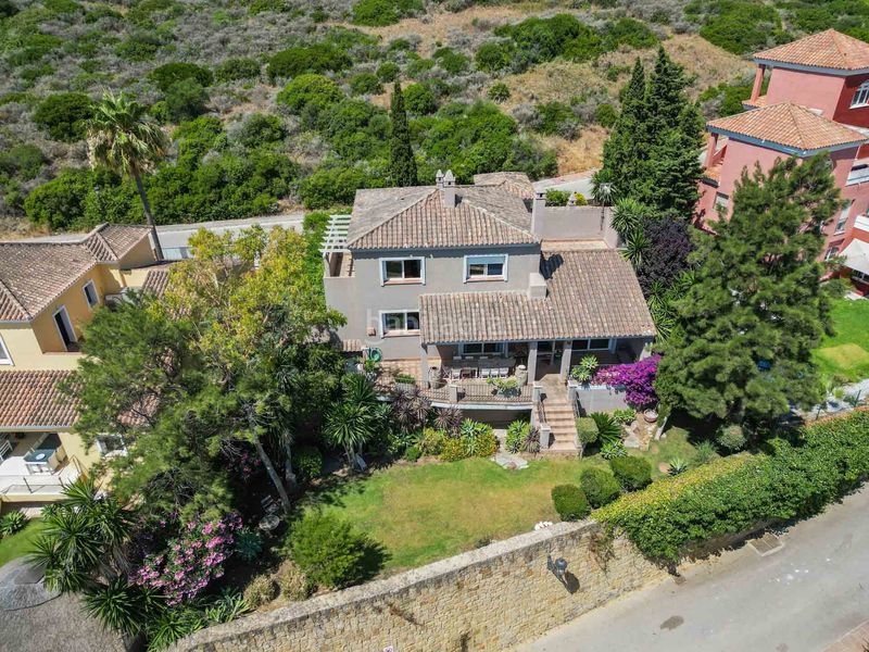 Foto a5e0ba80-2abc-40c7-85a5-852dabfa4a8e. Casa amb aparcament piscina a La Duquesa Manilva